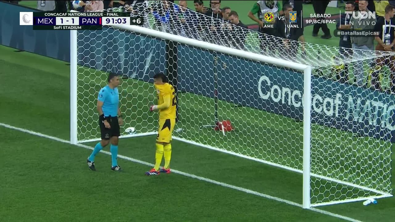 ¡GOL!  anota para México. Raúl Jiménez