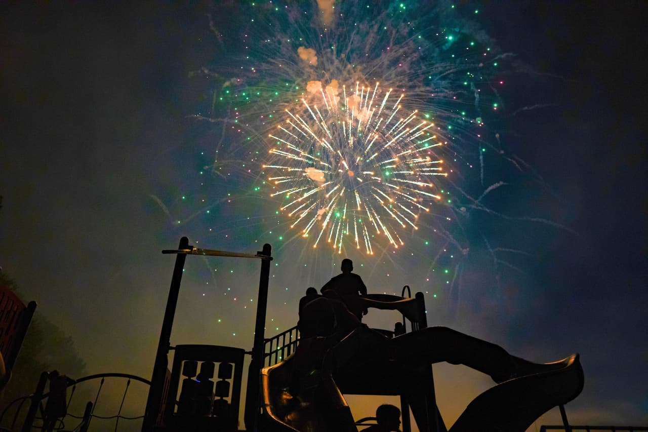 <b>Evento</b>: Espectáculos de fuegos artificiales por el 4 de julio
<br>
<b>Fechas</b>: Varias
<br>
<b>Lugar</b>: Varios
<br>
<b>Sitio web</b>: 
<a href="https://www.univision.com/local/north-carolina-wuvc/fuegos-artificiales-raleigh-4-julio-2024-fotos">https://www.univision.com/local/north-carolina-wuvc/fuegos-artificiales-raleigh-4-julio-2024-fotos</a> 
<br>
<br>Celebra la Independencia de Estados Unidos con eventos y espectáculos de fuegos artificiales por toda la región de Raleigh.