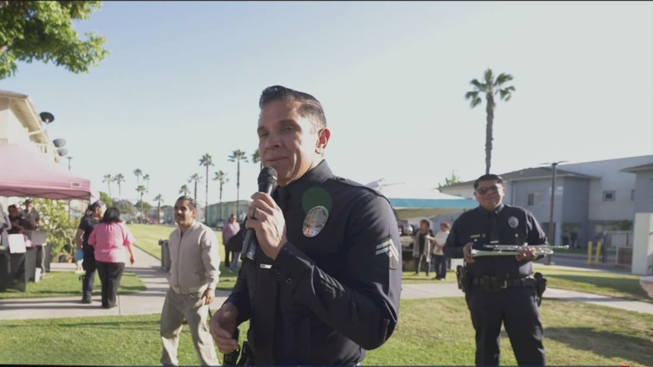 Detective de LAPD, Chris Reza, conecta con la comunidad a través de la música
