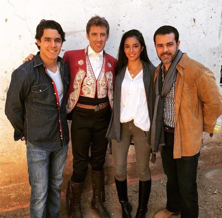 En esta foto 
<b>Ana Paula</b> es idéntica a 
<b><a href="http://www.univision.com/temas/bibi-gaytan">Bibi Gaytán</a></b>, mientras que el parecido entre 
<b><a href="http://www.univision.com/temas/eduardo-capetillo">Eduardo</a></b> y su hijo es realmente asombroso.