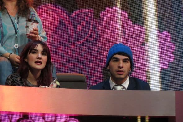 Todo el equipo de Dulce María le escuchaba muy atento.