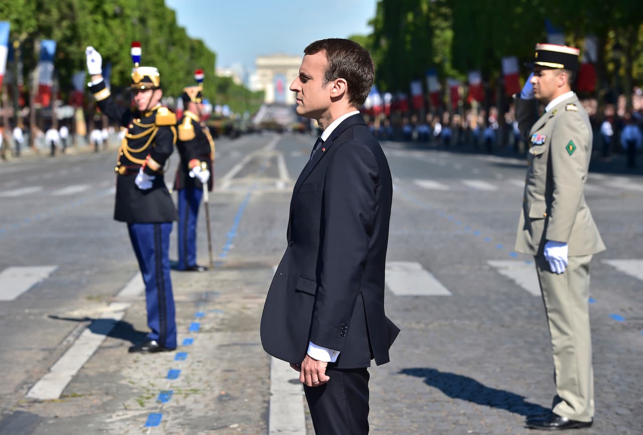 Como es habitual en esta fecha, Macron rindió homenaje a las fuerzas armadas por su papel de protección. "Nos permiten vivir -destacó- con las reglas que nos hemos dado".