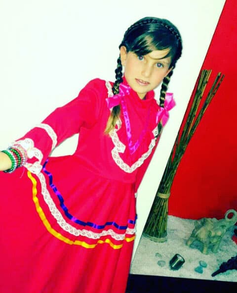 Gabriel Soto estuvo muy orgulloso de sus hijas quienes vistieron trajes tradicionales, ella es la guapa Elisa Marie.