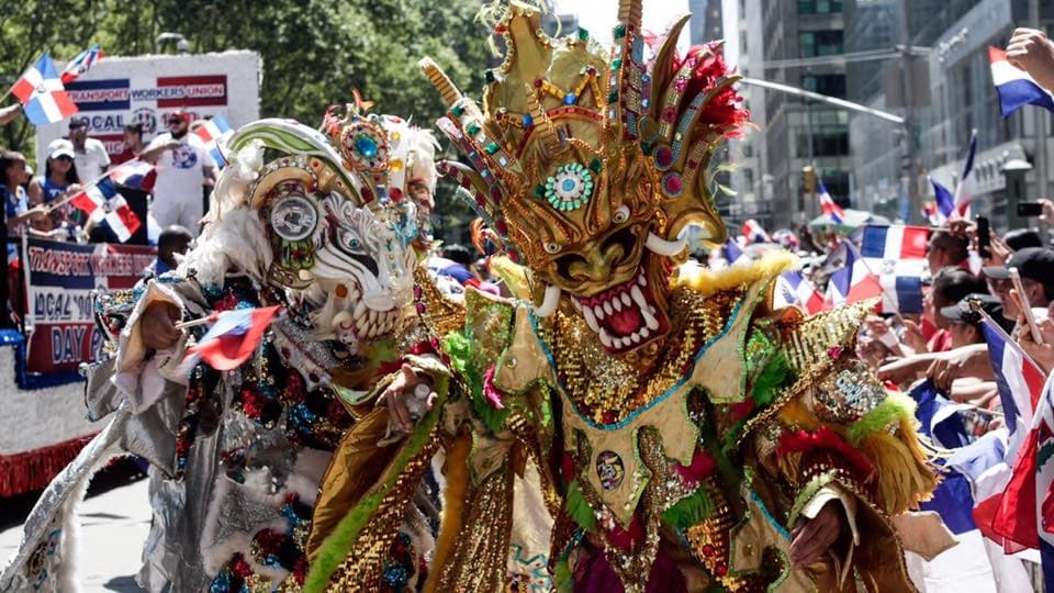 En la foto, dos diablos cojuelos con sus látigos.