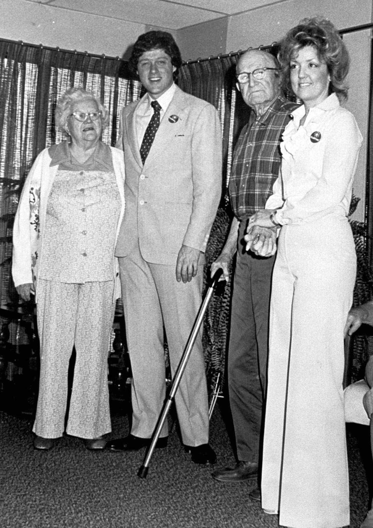 Juanita Broaddrick (D) junto a Bill Clinton y personas no identificadas de una casa de retiro en Arkansas, en 1978.