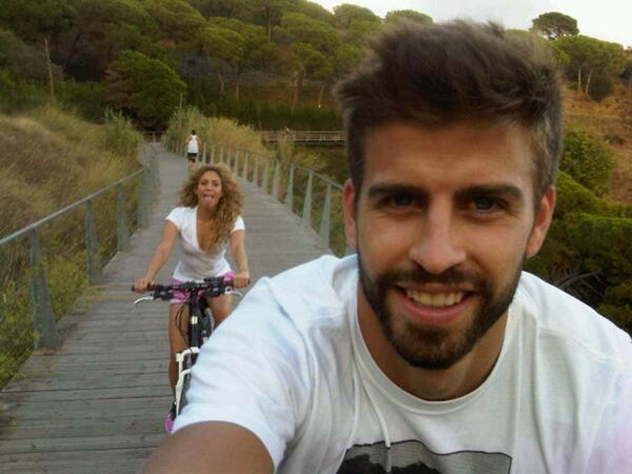 Gerard Piqué publicó en sus redes sociales esta foto con la leyenda: "Mira a quién estoy viendo por el retrovisor! No tiene ninguna opción de ganar...".