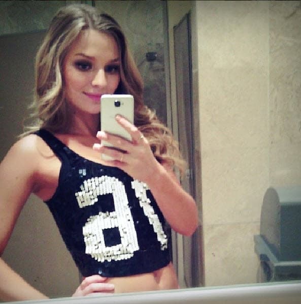 A los 18 años edad Irina Baeva dejó Rusia, su país natal, para comenzar a estudiar actuación en el Centro de Educación Artística de Televisa.