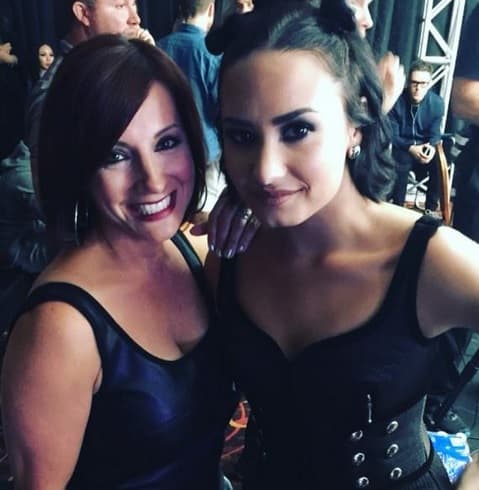 Minutos antes de arrancar su participación, todos se acercaban a pedirle una foto a Demi.