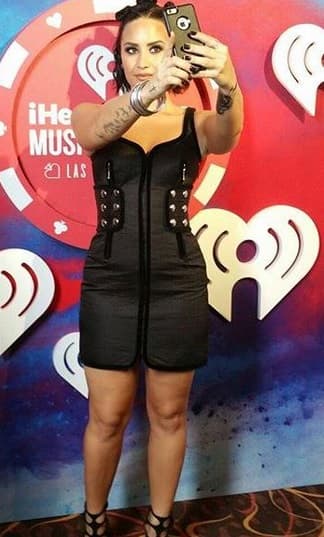 La cantante se veía espectacular con ese vestido negro, ¡súper seductor!