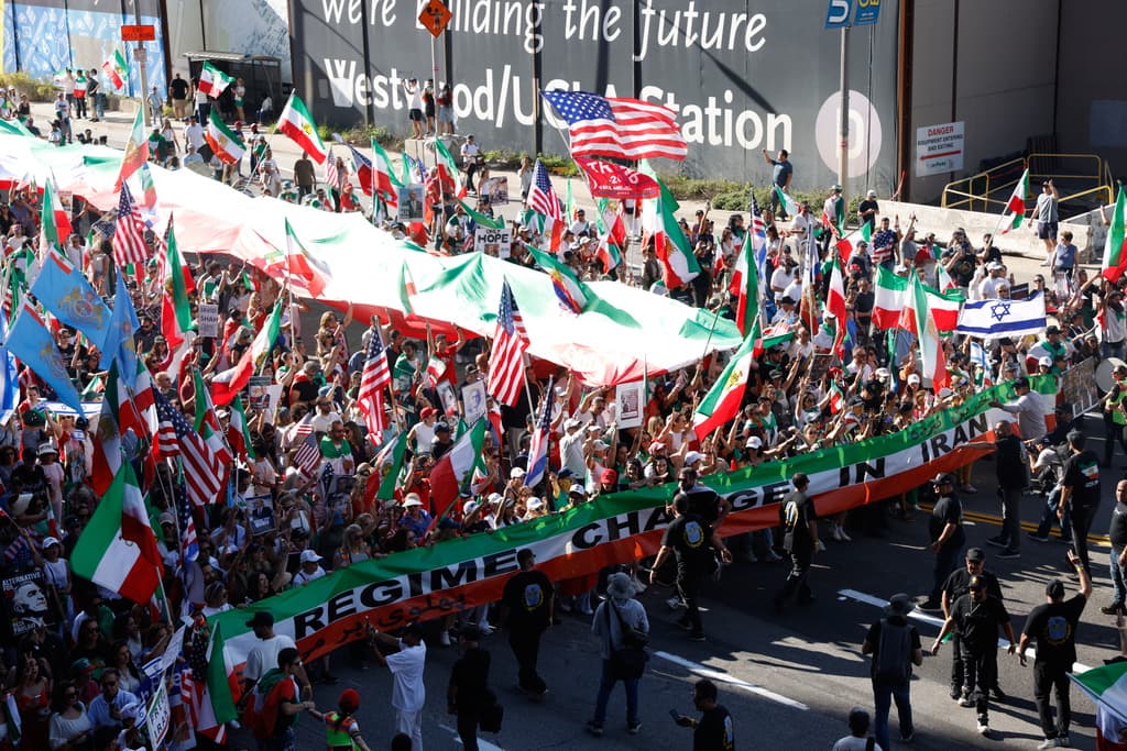 Iraníes residentes en Los Ángeles y sus descendientes participaron el domingo, 1 de marzo, en una manifestación de gratitud al presidente de Estados Unidos, Donald Trump, y al primer ministro israelí, Benjamín Netayahu, por la ofensiva militar que provocó un cambio de régimen que creían imposible en su país.