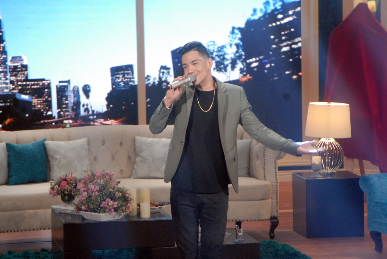 Tan pronto inició, las sorpresas no se hicieron esperar, y una de las primeras fue la presencia en el escenario de Luis Coronel.