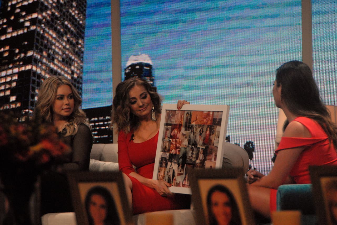 Se conmovió profundamente cuando recibió como regalo de la producción un collage de fotografías de memorables momentos de su infancia.