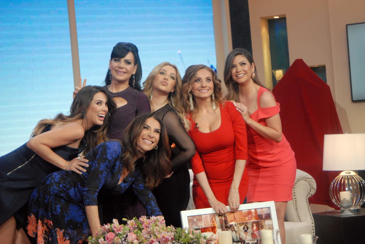 Nuestras famosas aprovecharon la pausa para tomarse la 'Selfie' del recuerdo.