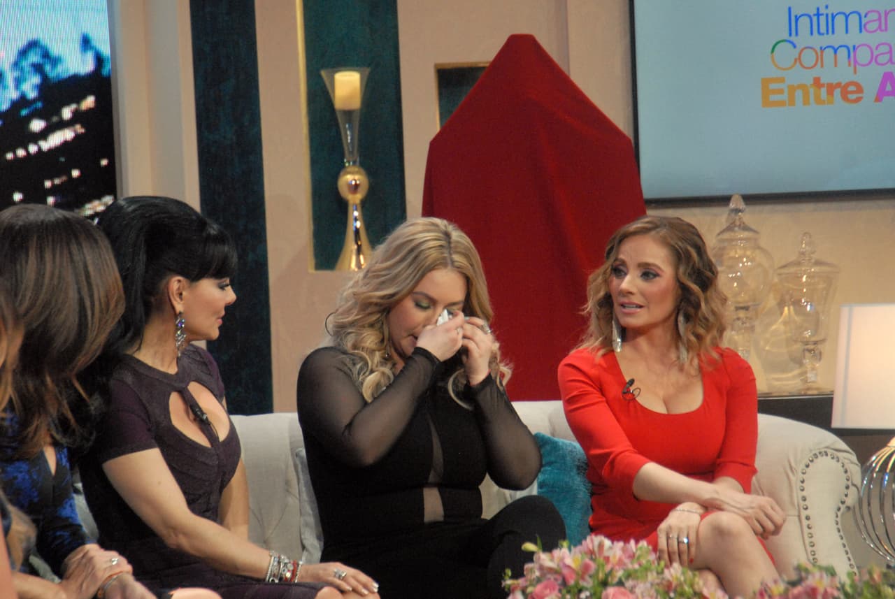 Entre lágrimas, Chiquis contó cómo ha sido hacerse cargo de sus hermanitos desde que era niña y haber apoyado en la tarea a la Diva de la Banda, Jenni Rivera.