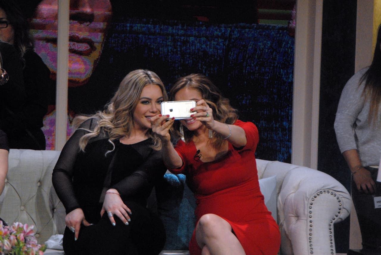 Las famosas se dieron tiempo entre corte y corte para platicar y tomar fotos como grandes comadres.