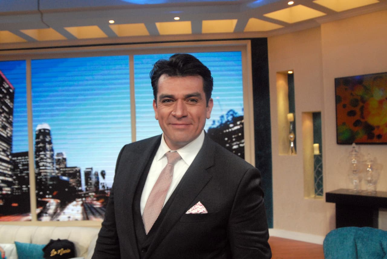 Jorge Salinas impactó al público y se robó los aplausos al pisar el escenario y ofrecer un emotivo mensaje a su esposa, Elizabeth Álvarez.