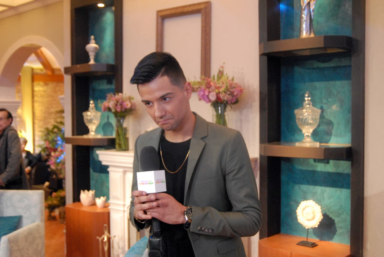 Luis Coronel parecía niño regañado, el quería pasearse por todo el set y repartir abrazos.