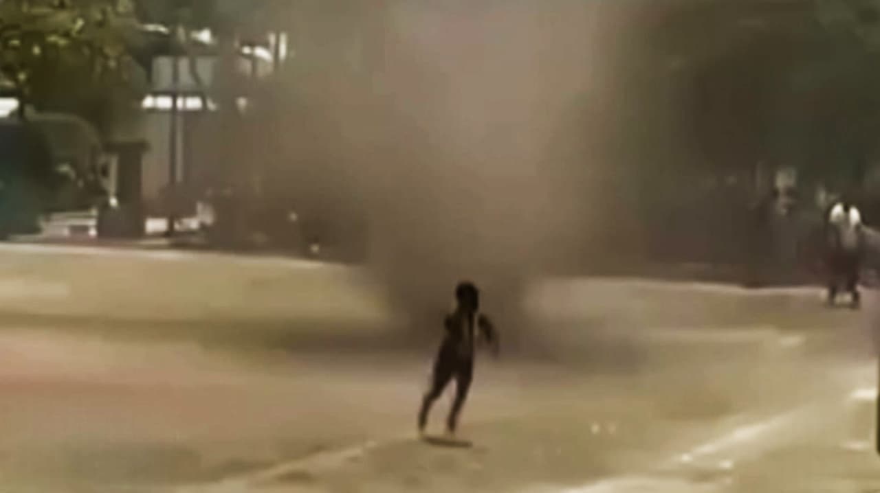 Fuertes imágenes de un tornado que impactó en una cancha de fútbol en México e hizo correr a todos