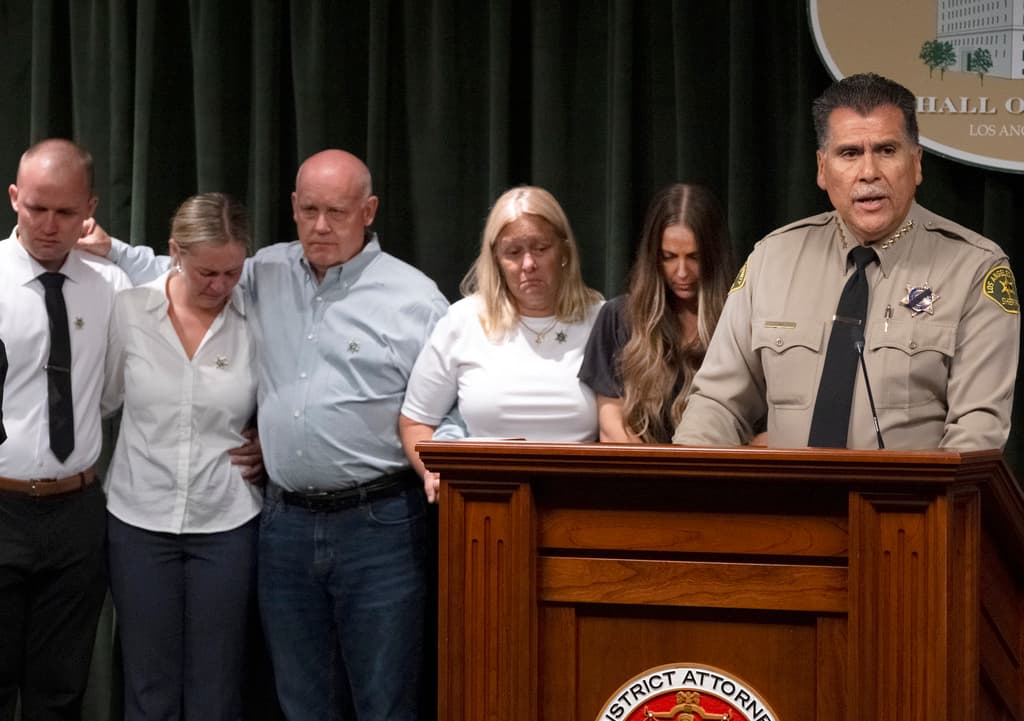 Desde la izquierda, Chad y Katie, hermanos del asesinado guardia Ryan Clinkunbroomer, seguidos por su padre Mike, su madre Kim, Brittany Lindsey y el alguacil Robert Luna.