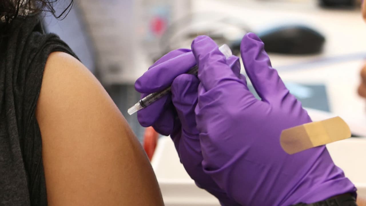 Ante la baja tasa de asistencia a los centros de vacunación contra el coronavirus en el condado, las autoridades de salud locales planean ir este jueves puerta a puerta en algunos vecindarios del área para intentar inocular a la mayor cantidad de habitantes que les sea posible.