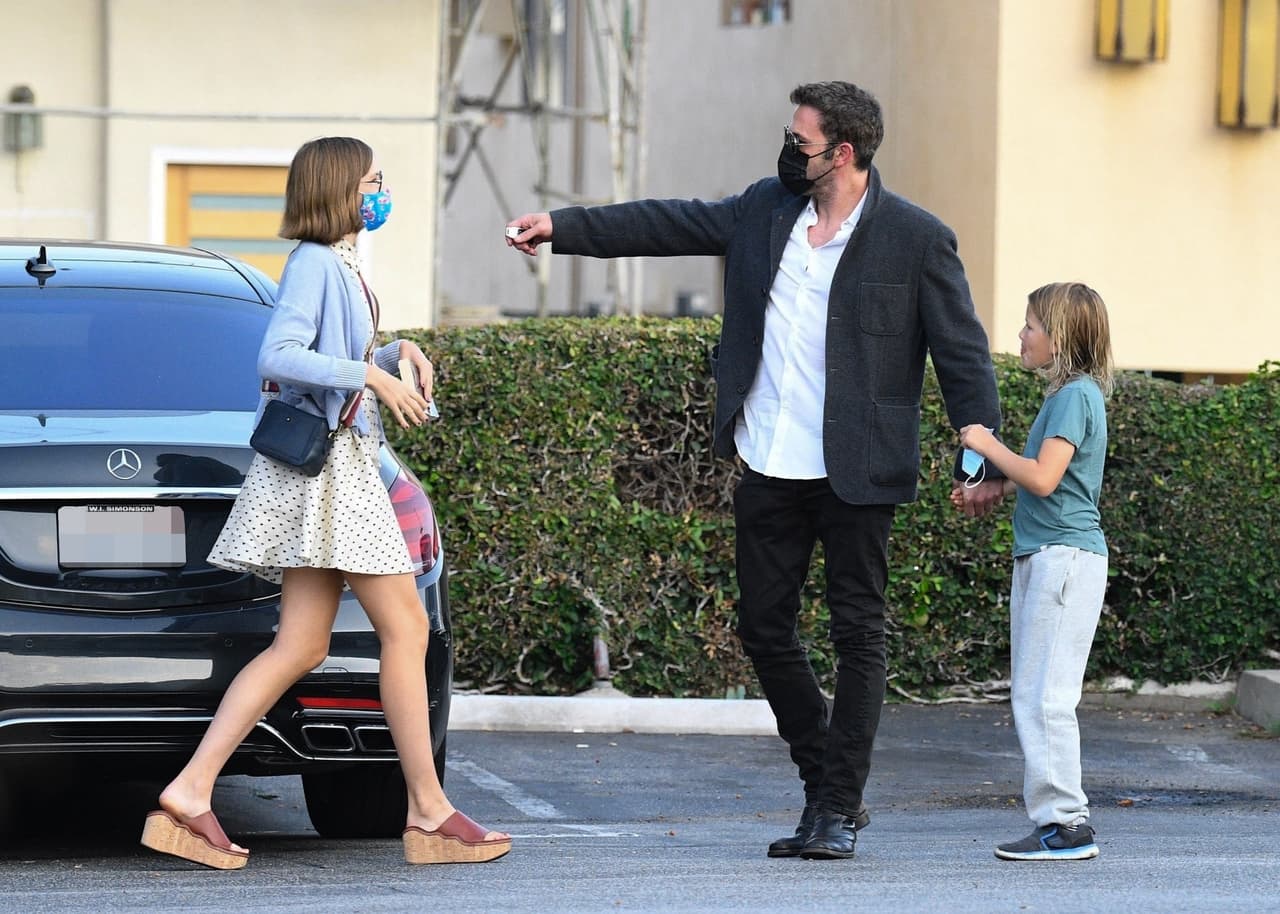 El encuentro familiar captado por los fotógrafos sucedió mientras 
<b><a href="https://www.dailymail.co.uk/tvshowbiz/article-9968349/Ben-Affleck-plants-kiss-eldest-child-Violets-head-drives-dinner.html" target="_blank">se dirigían a un restaurante en Brentwood</a></b>, en donde cenaron esa noche, según la crónica publicada por el Daily Mail. 
<br>