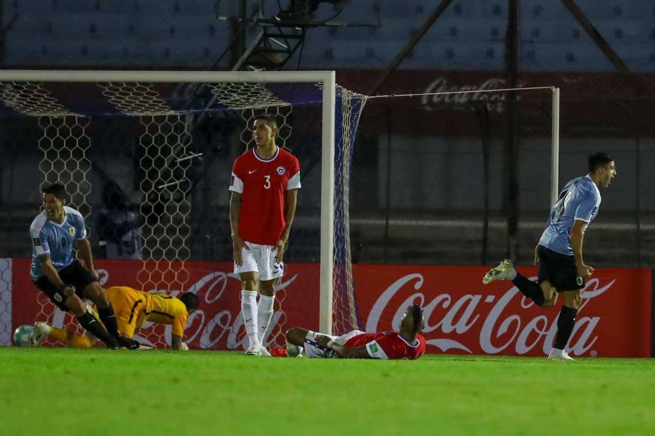 Maxi Gómez saca un potente disparo que la da los tres puntos a los uruguayos en el minuto 90+3.