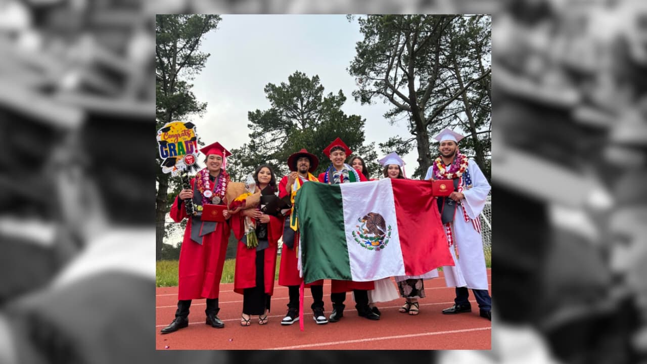 Graduación de Naraly Rodriguez (a la izquierda) y sus amigos de Skyline High School en Oakland, CA.
<br>Mes de nacimiento: 05/1993