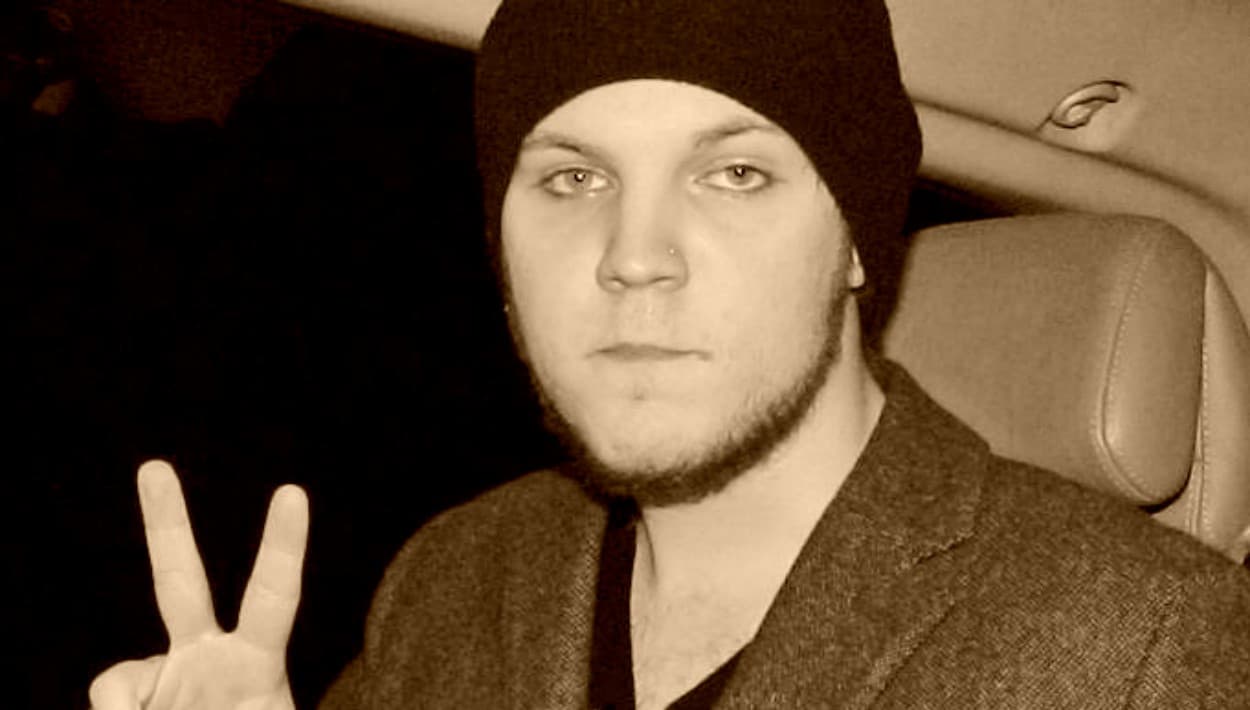 <b>Benjamin Storm Keough</b>, nieto del 'rey del rock', 
<b>Elvis Presley</b>, falleció este domingo, 12 de julio de 2020. 
<b><a href="https://www.tmz.com/2020/07/12/lisa-marie-presley-son-benjamin-keough-dead-dies-suicide-elvis/" target="_blank">Fuentes de la cadena TMZ </a></b>reportaron que el músico se quitó la vida, de un disparo.