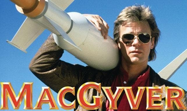 Sin duda ‘MacGyver’ era además de una exitosa serie, todo un estuche de monerías. Podía desarmar una bomba con un clip o anular un interruptor expansivo con un cortaúñas y goma de mascar. Esta serie duró de 1985 a 1992.
<br>