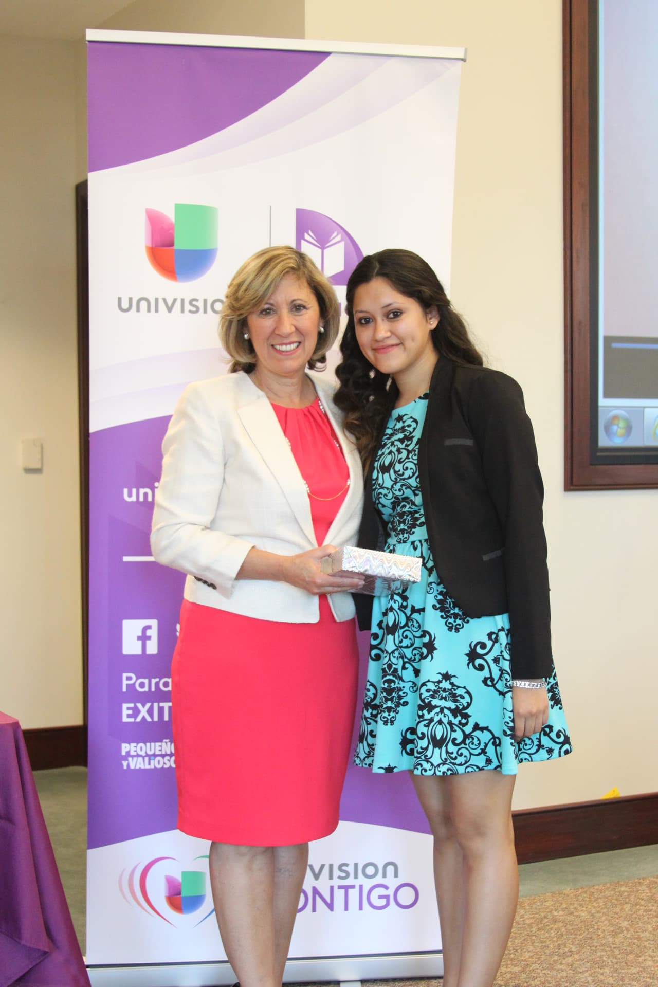 Como todos los años, Univision 40 hizo entrega de las becas Nuestra Juventud en una recepción que se llevó a cabo en las instalaciones del Western Campus de Wake Tech. Esta iniciativa que lleva 12 años, otorga becas a jóvenes hispanos destacados de todo el estado. Los estudiantes reciben $1,000 cada uno, que serán usados para pagar la matricula en la universidad. Estudiantes, familiares, patrocinadores y miembros de la comunidad se reunieron para celebrar la culminación de sus estudios y su siguiente paso hacia la universidad.