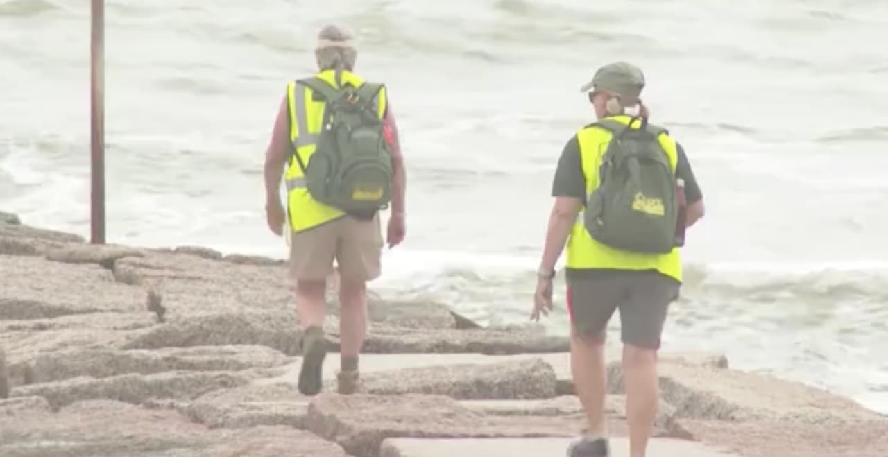 La madrugada del martes, las autoridades confirmaron que habían hallado un cuerpo cerca de 
<b><a href="https://www.univision.com/local/houston-kxln/reportan-desaparecidos-adolescentes-hispanos-isla-galveston" target="_blank">Seawall boulevard </a></b>en la isla de Galveston.