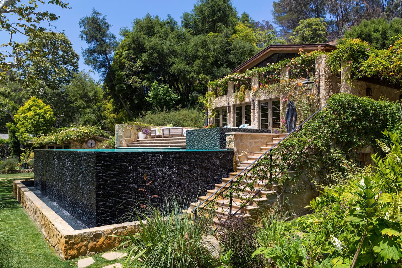 Supuestamente, 
<a href="https://www.univision.com/famosos/jennifer-lopez-ben-affleck-alex-rodriguez-mansion-bel-air-fotos">el plan de ella y Ben era remodelar esa propiedad para que fuera su hogar</a>, pero finalmente la habrían descartado.