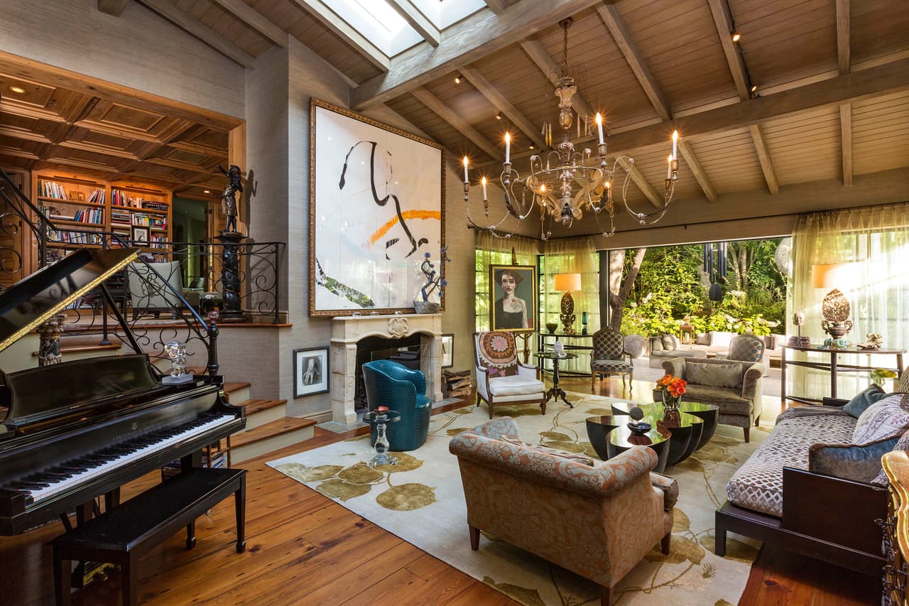 En la sala con grandes ventanales hay un piano, también algunas obras de arte.