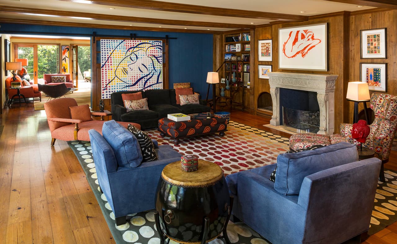 En la sala de estar tiene un bar y una chimenea.
<br>