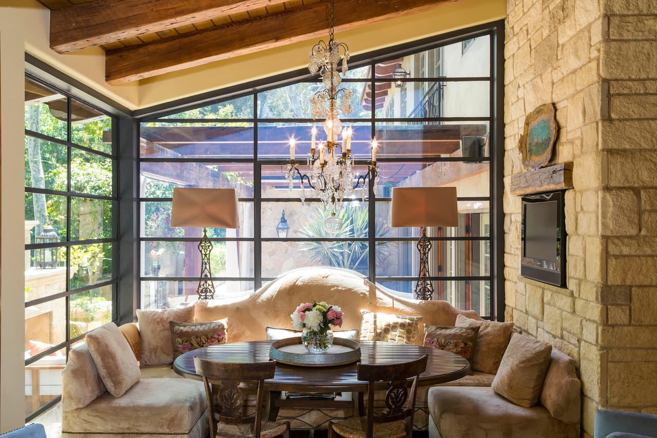 La enorme cocina cuenta con dos islas, un área de desayuno y una chimenea de piedra conectada al comedor principal.
<br>