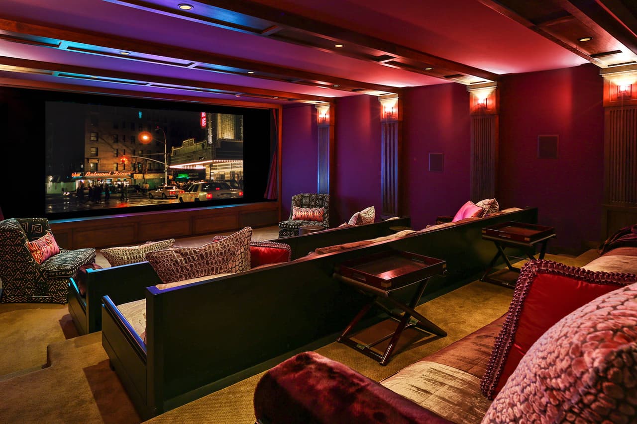 Por si fuera poco, también 
<b>tiene su sala de cine privada</b> con capacidad para 30 personas.