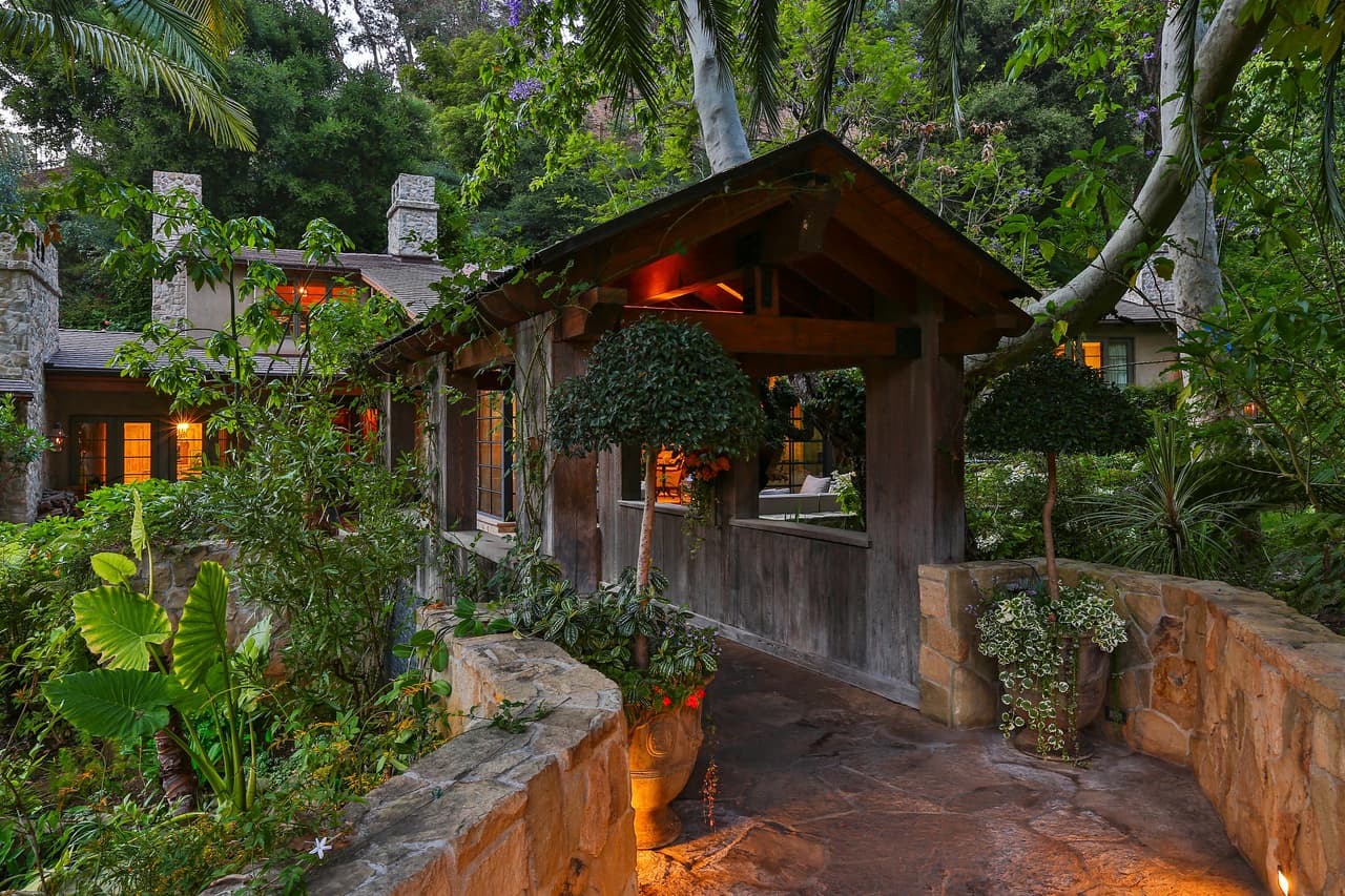 En su diseño, la mansión tiene una variedad de piedras y maderas que complementan su arquitectura de entorno natural.
<br>