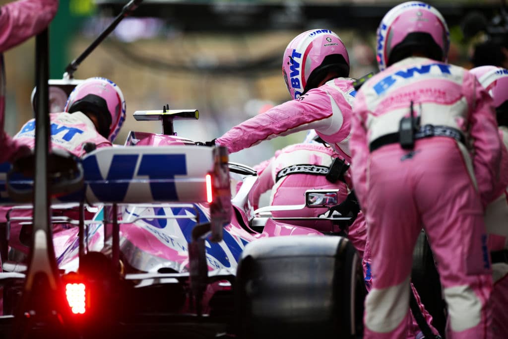 Lewis Hamilton lo hace de nuevo y rompe récord mundial con 92 carreras ganadas en la Formula 1. Se le unen al podio Valtieri Bottas y Max Verstappen. Muy buenas carreras de Charles Leclerc y del mexicano Sergio Pérez, pero la lluvia fue factor importante en este Gran Premio de Portugal.