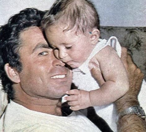 Desde pequeño, la vida de Francisco estuvo en los reflectores luego de un triste episodio: la muerte de su padre, quien perdió la vida tras recibir una cornada durante una corrida cuando él sólo tenía siete meses de nacido.