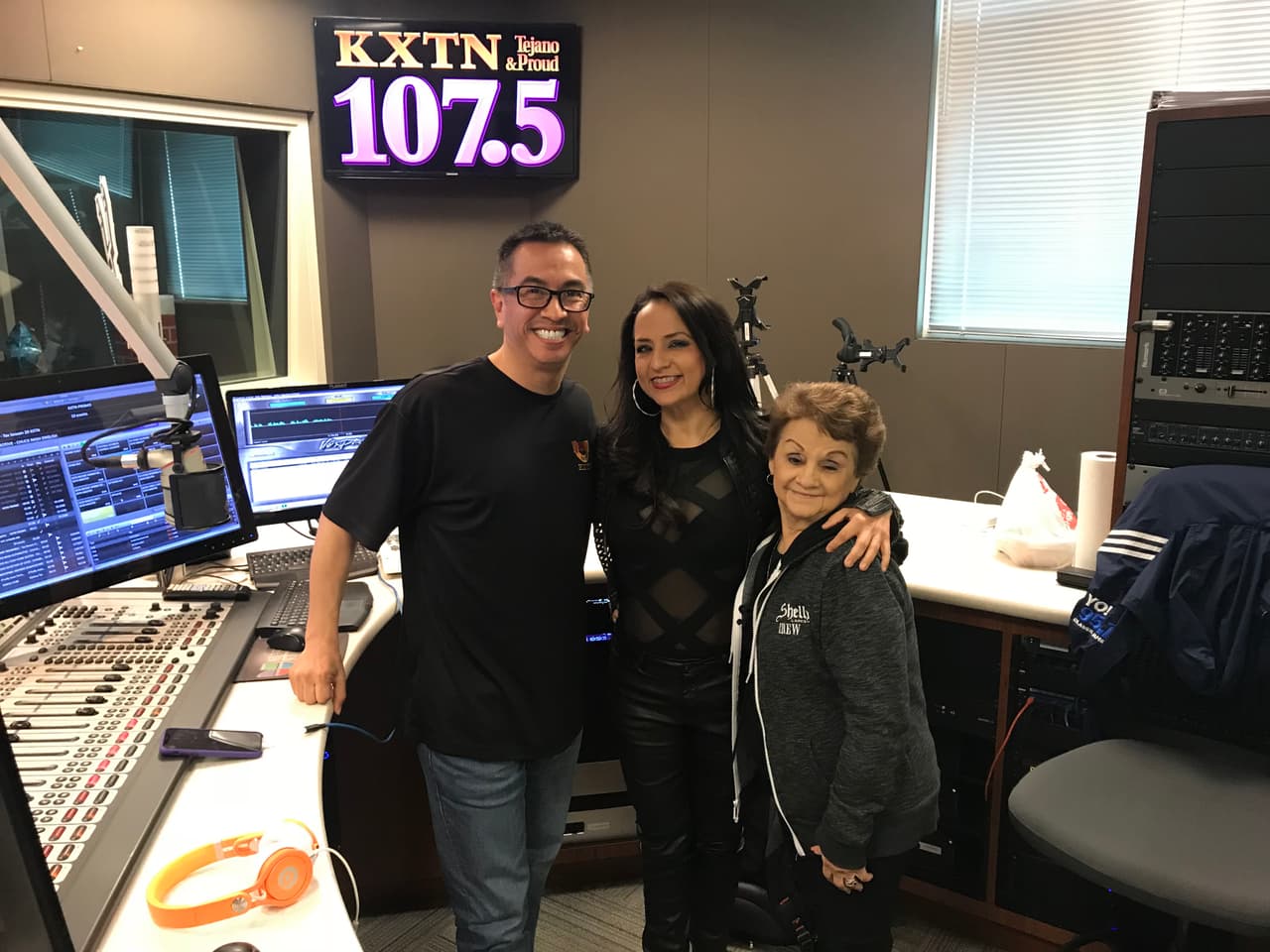 Shelly Lares premieres new single 'Devuélveme El Corazón' on KXTN 