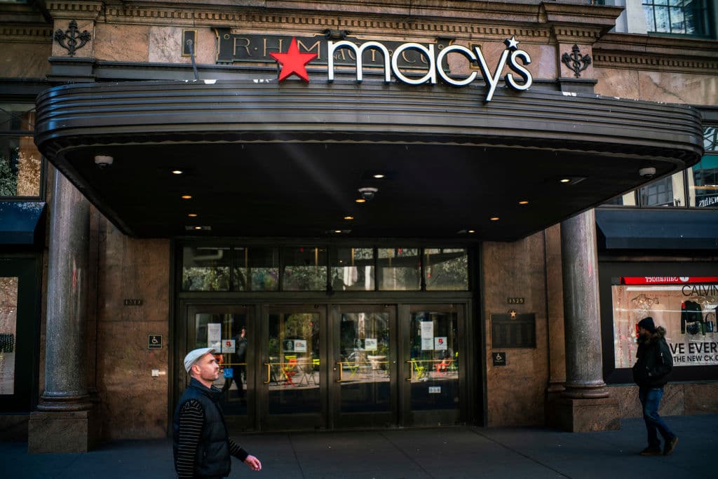 Algunas tiendas como Macy's que es la organizadora de los Fuegos artificiales, sí abrirán el día de hoy. En este caso, la tienda anunció que operará de 11:00 am a 8:00 pm.