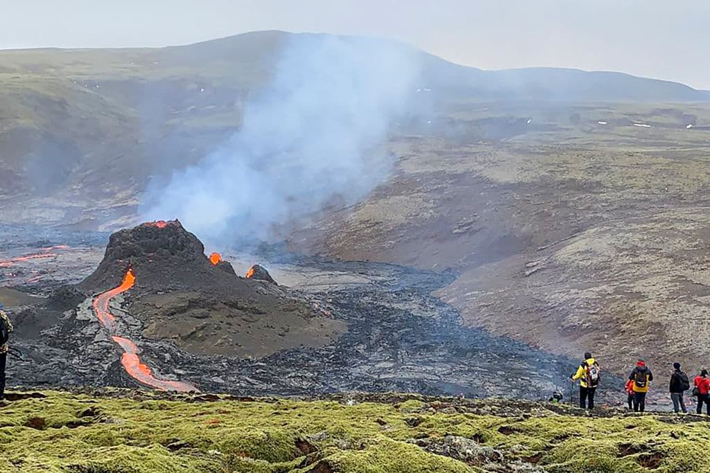 El sitio de la erupción del volcán se encuentra en un valle, a unas 2.9 millas tierra adentro desde la costa sur de 
<b>la península de Reykjanes</b>. El domingo por la tarde, 
<b>aficionados al senderismo y al montañismo</b> de esa región aprovecharon las condiciones favorables del clima para caminar hasta el lugar para observar el fenómeno natural de cerca.
