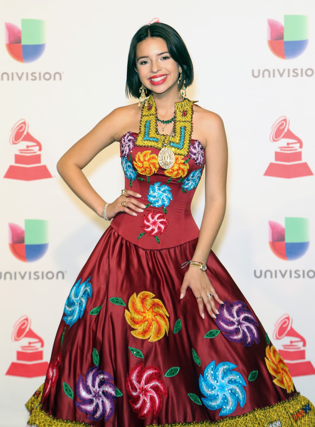 "No he tenido novio, no he vivido nada de eso, pero yo creo que nada más algo serio", señaló la intérprete de temas como 'La Llorona' y 'Tu sangre es mi cuerpo'.