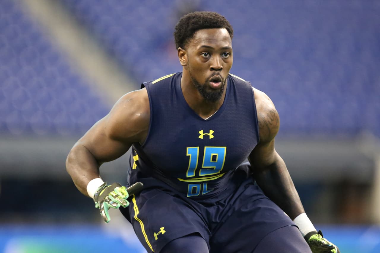 <b>22 CHARLES HARRIS | OLB Miami Dolphins</b>
<br>Universidad: Missouri
<br>Estatura: 6’3’’
<br>Peso: 253 libras
<br>
<br>Destacar: Missouri ha estado bombeando a la NFL con notables defensivos recientemente (Shane Ray, Markus Golden, Kony Ealy). Harris está a su altura.
<br>
<br>Rsumen: Talentoso pass rusher que necesita mantener mejor su ubicación en el terreno contra la carrera.
<br>
<br>Conclusión: Missouri ha tenido un jugador en la primera ronda cinco veces desde 2009.