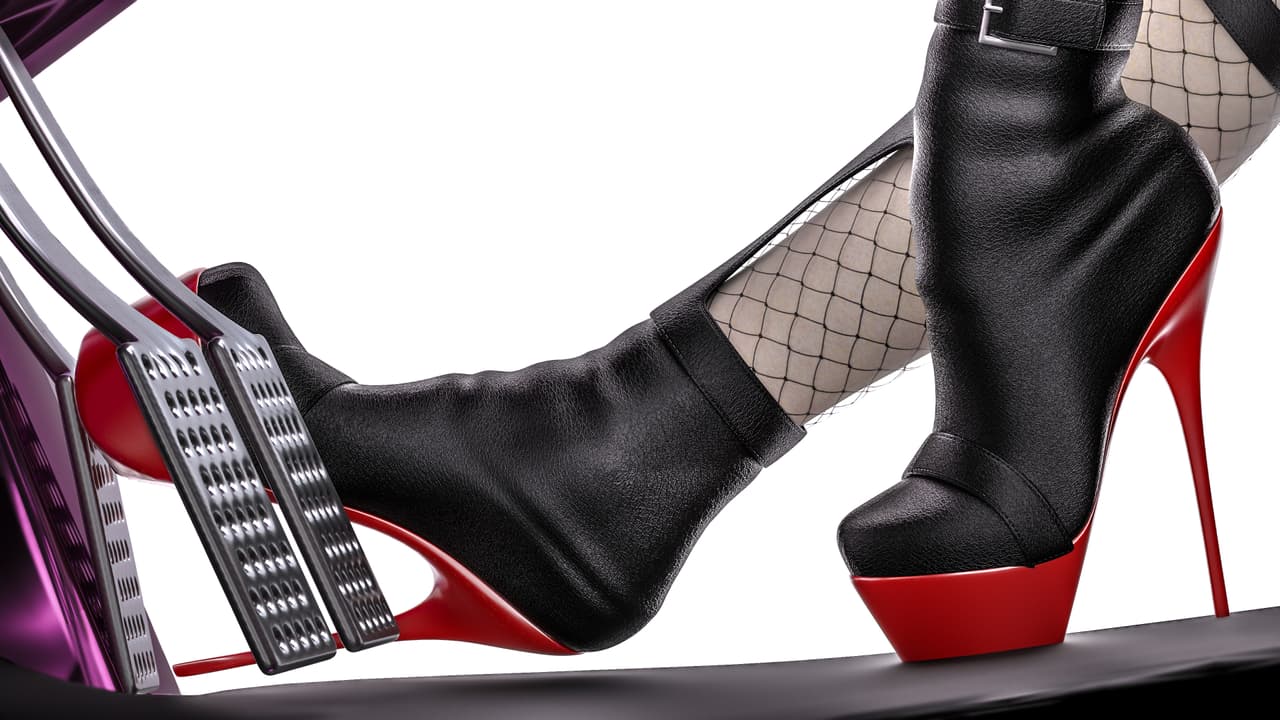 Peor aún, la angosta área en la punta de estos zapatos hace menos efectivo el control del pedal, mientras que 
<b>la distancia entre el talón y el suelo del auto, </b>incrementada por el tacón, dificulta el desplazamiento lateral de los pies lo que puede resultar desastroso, especialmente en el caso de la conducción de un auto de transmisión manual.