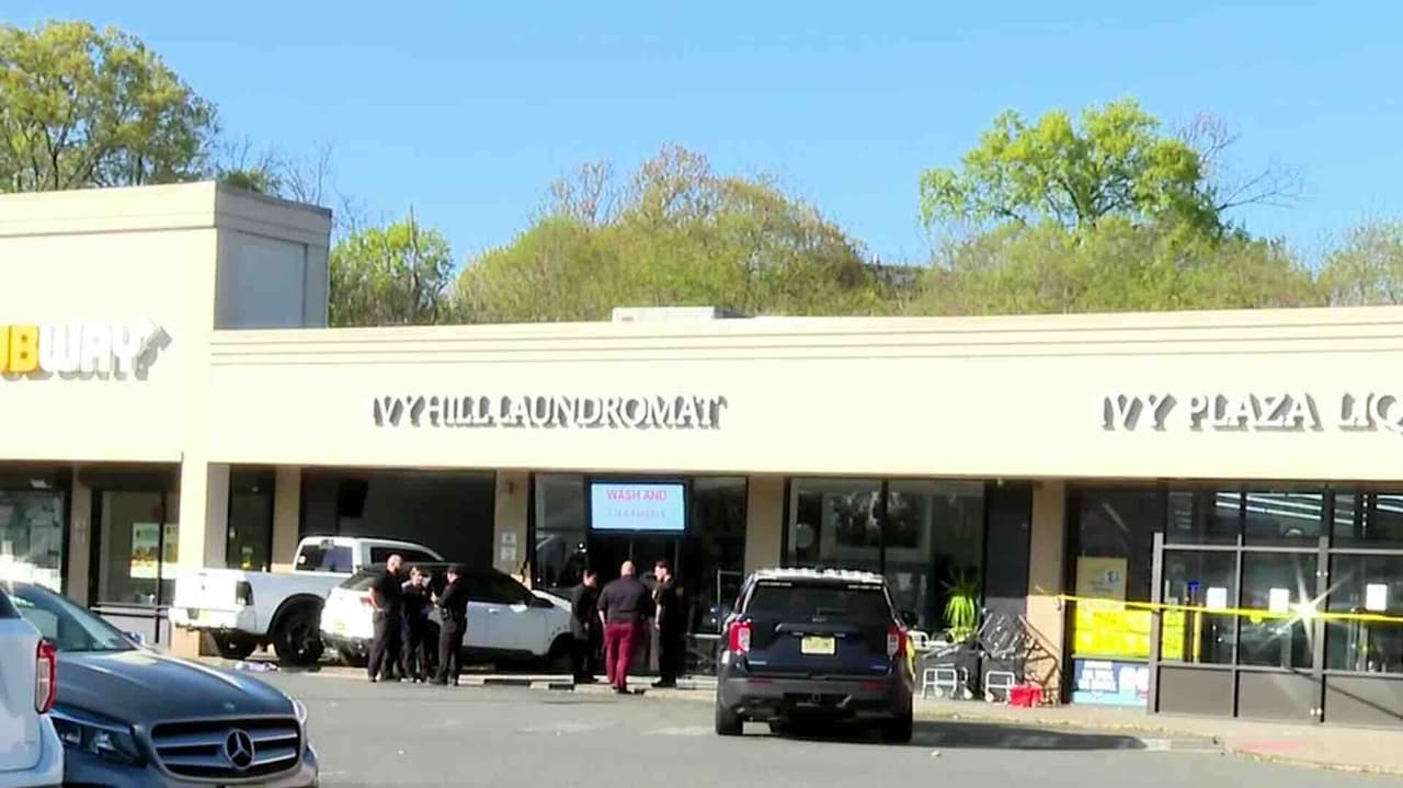Auto se estrella contra lavandería en New Jersey y mata a mujer