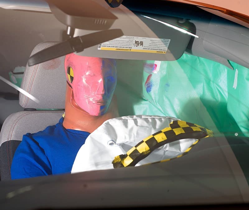 <b>Prueba de choque mediano frontal superpuesto</b>: Las manchas de pintura indican donde la cabeza del maniquí hizo contacto con la cortina de aire lateral durante el empujón hacia adelante y el rebote.