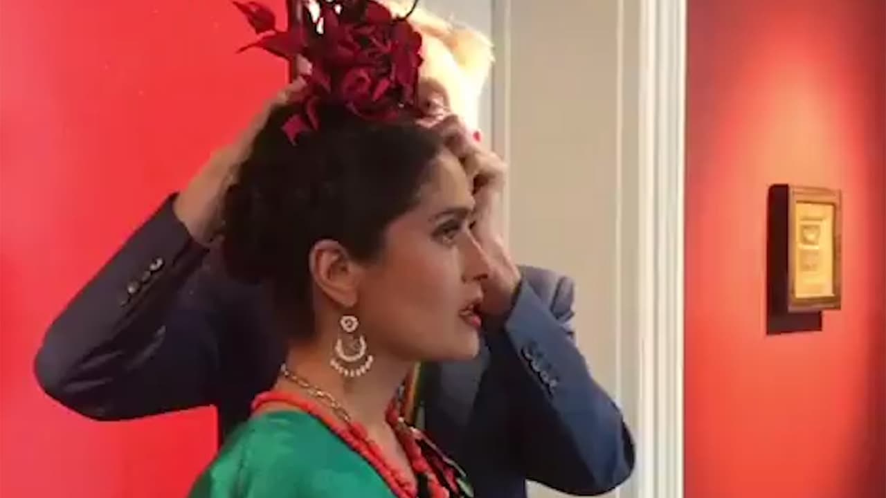 A través de un video en su Instagram Salma compartió el momento en el que el diseñador irlandés acomoda la corona en su cabeza para dar el toque final a su atuendo.
<br>