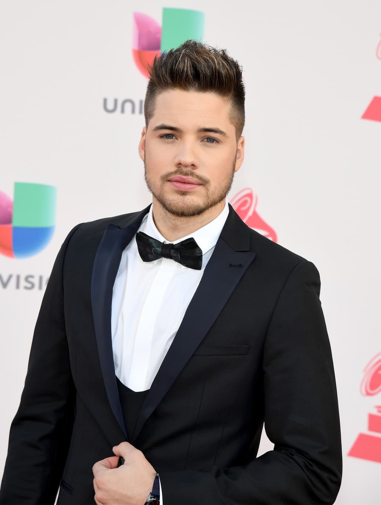 El guapísimo William Valdes se puso el moñito y lució más lindo que nunca.