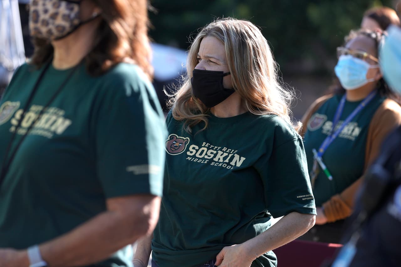 Durante la inauguración de la secundario Betty Reid Soskin, los profesores llevaron camisetas con su nombre. El colegio se llamaba Misionarios Españoles Franciscanos, pero el distrito escolar aprobó una medida para renombrarla.